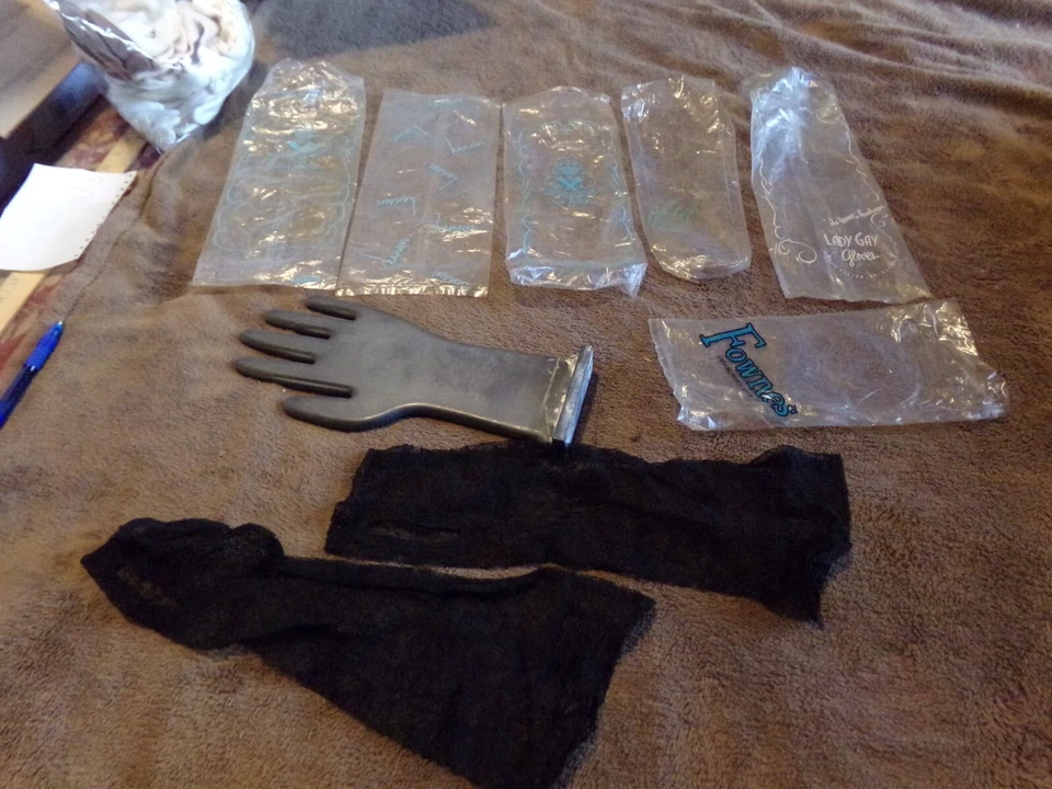 Fabuloso Lote De Guantes De Vestir Vintage Damas Forma Gris, Bolsos y Conjunto De Encaje Lote 23 Foto 1 de 1