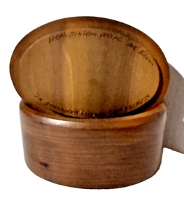 St Pierre Wood Pottery N.C. - fatto a mano / locale - scatola ovale firmata pioppo in legno - Foto 1 di 5