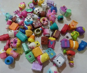 Shopkins lotto assortito di 63 MINIFIGURE - Foto 1 di 2