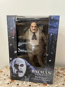 NECA BATMAN RETURNS 1/4 SCALE DANNY DEVITO THE PENGUIN FIGURE - Picture 1 of 6
