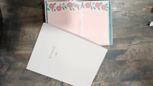 Hallmark Scatola Stazionaria Vintage Rosa Fiori Acqua Nuova - Foto 1 di 11