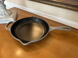 Le Creuset Signature emailliert 9" Gusseisen Pfanne Bratpfanne Austern MÄNGEL Neu ohne Verpackung - Bild 1 von 18
