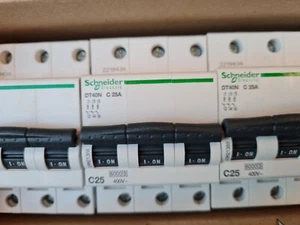1 DISJONCTEUR  DT40N  3P  C 25A SCHNEIDER  A9N21388 - Picture 1 of 2