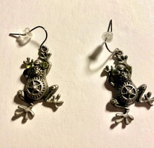 Steampunk Frösche Zahnräder grüne Augen durchbohrte Ohrringe Neu - Bild 1 von 4
