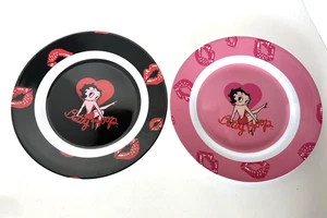Betty Boop 2 Plastic Plates 2003 Lipstick Kisses Heart Black Pink Collectible - Picture 1 of 4