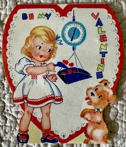Tarjeta de felicitación de corazón escala de peso perro cachorro niña San Valentín vintage años 20 1930 - Imagen 1 de 3