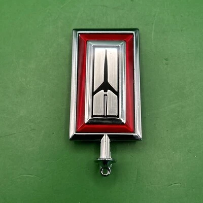 原装 NOS 立式 Oldsmobile 火箭罩装饰徽章零件 # 22506739 — 第 1/4 张图片