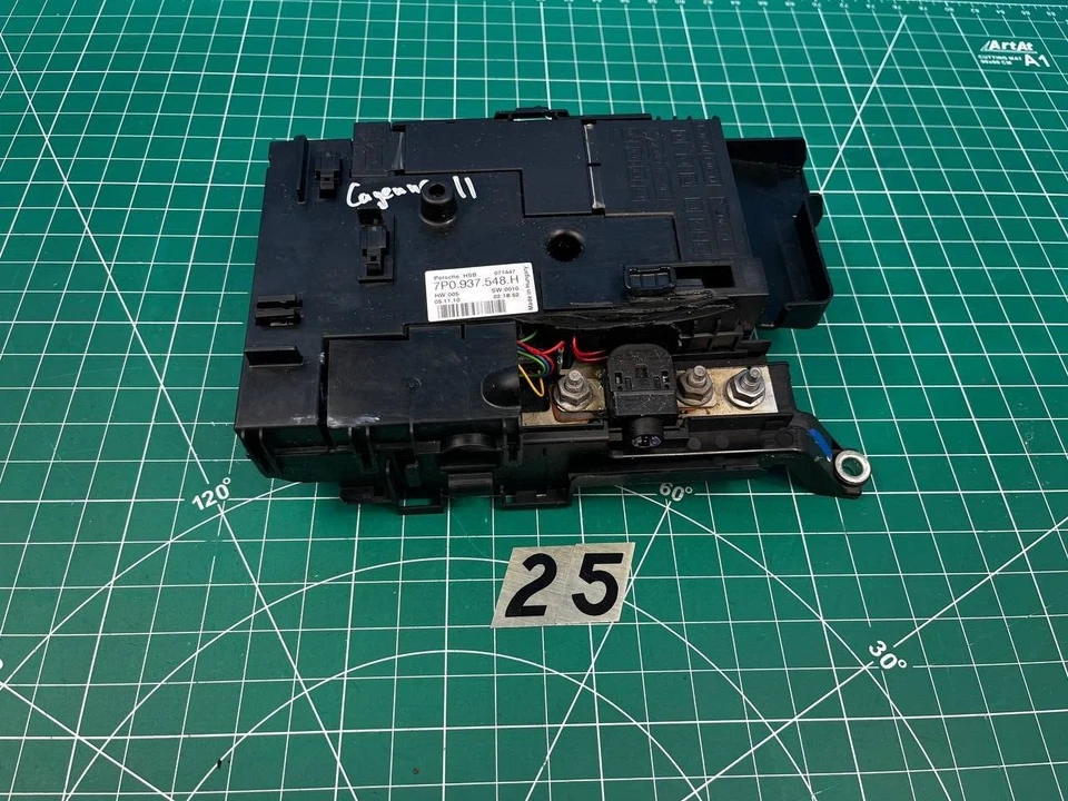 2011-2014 PORSCHE CAYENNE 主电源分配保险丝继电器功能盒 原始设备制造商 — 第 1/4 张图片