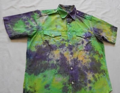 Camisa Tie Dye verde roxa manga curta com botões - Masculina pequena feita à mão - Imagem 1 de 4