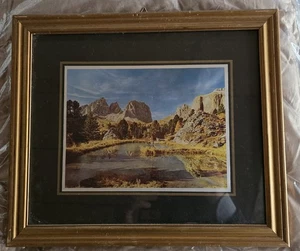 Quadro incorniciato con paesaggio lago fra le rocce dipinto smaltato - Foto 1 di 1