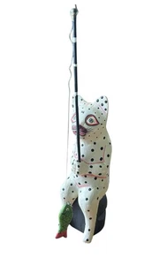 Vintage Holz geschnitzte gepunktete Katzenfigur mit Angelrute & Fisch signiert - Bild 1 von 12