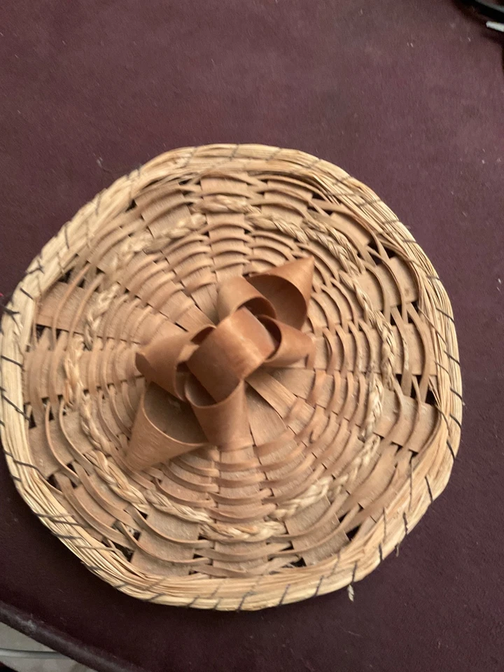 NATIVE AMERICA MOHAWK OR MICMAC NATURAL ASH SPLINT LID ONLY WITH ASH CURL 6" - Image 1 of 2