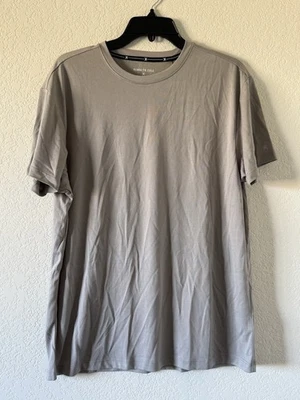 Camiseta Kenneth Cole Medium Active Tech Mountain Rock Gris Elastizada $49 Foto 1 de 4