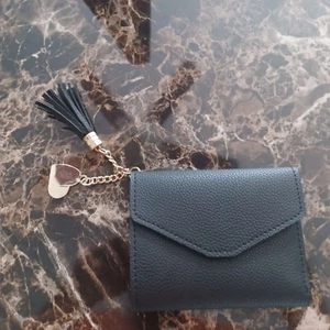 Kleine schwarze Damen Geldbörse mit Herz und fadenförmigem Design befestigt - Bild 1 von 7