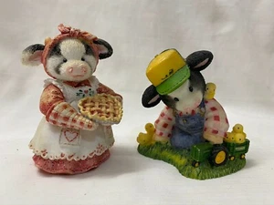 Delightful Pair of Mary Rhymer Country Sweetie Pie and Farmer Moo Moos Figurines - Picture 1 of 5
