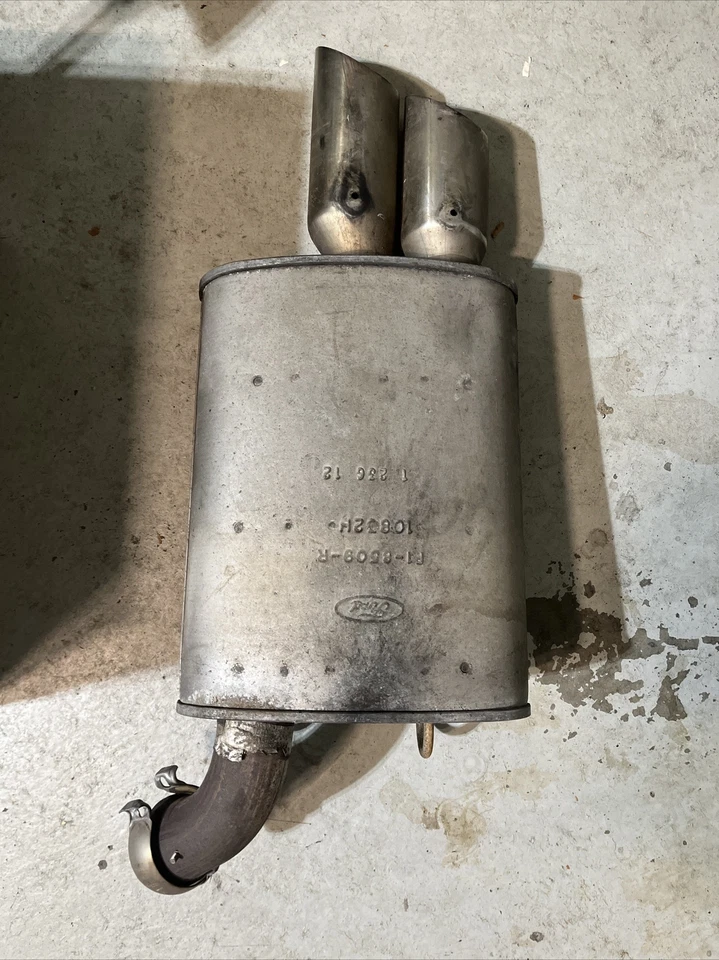 Silenciador original Shelby GT500 2014 5,8 L Ford F1-8509-R - lado derecho Foto 1 de 1