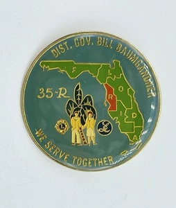 Club de Leones Florida 35-R Dist. de colección Gov. "Pin de sombrero de solapa Bill Baumgardner de 1,5""" - Imagen 1 de 4