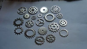 20 STEAMPUNK ZAHNRÄDER UND ZAHNRÄDER SILBERFARBEN GRÖSSEN REICHEN VON 26mm 25mm UND UNTEN   - Bild 1 von 1