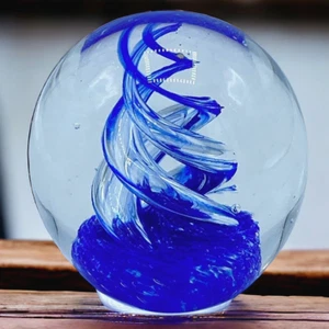 Vintage Kunst mundgeblasenes Glas runder Briefbeschwerer königsblau klare Spiralen Twist 3,5" - Bild 1 von 7