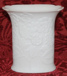 Kaiser 12cm White Bisque Porcelain Vase 637 Signed M Frey 1960s W German - Picture 1 of 4