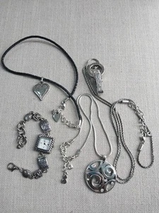 4 teiliges Brighton Schmuck Konvolut bestehend aus 3 Halsketten und 1 Uhr nicht getestet - Bild 1 von 9