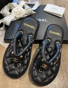 NEU Chanel 23S schwarz gesteppt Charms gepolsterte Pool-Tanga-Sandale mit Charms Größe 38 - Bild 1 von 4