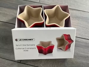 LE CREUSET JUEGO DE 2 ESTRELLAS RAMEKINS, ROJO CERISE, GRES, NUEVO EN CAJA - Imagen 1 de 2