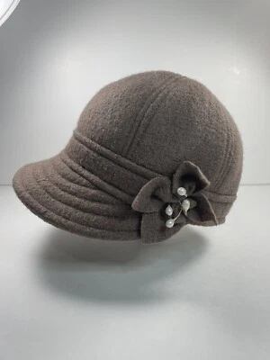 Sombrero suave estilo mensajero para mujer hecho en Polonia marrón con flor Foto 1 de 4