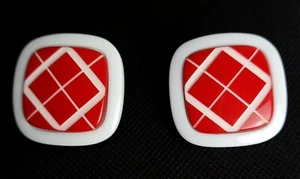 Vintage Unbranded Carved Plastic White/Red Square Stud Chunky Earrings Jewelry - Picture 1 of 5