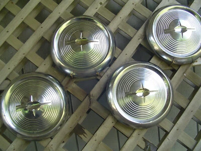 Oldsmobile 1957 Custom Cruiser Jetstar Starfire Rocket Holiday Fastback tapacubos Foto 1 de 4