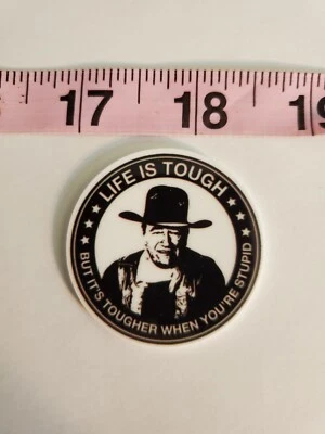 LIFE IS HARD - TOUGHER WHEN STUPID, carrete de insignia, enfermera, divertido, cita de John Wayne Foto 1 de 2