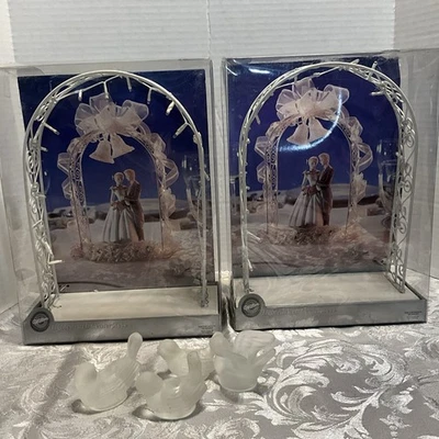 Centro de mesa de boda arco iluminado Wilton juego de dos portavelas más Foto 1 de 4