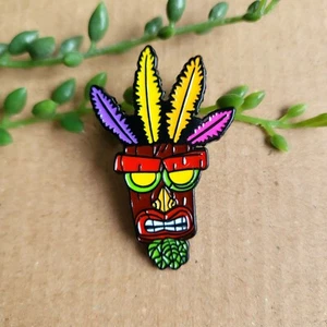 Crash Bandicoot Enamel Pin badge - Video Game Gamer Aku Aku Mask metal pin gift - Picture 1 of 1