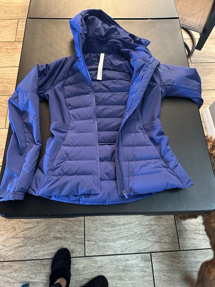 Chaqueta de Correr Talla 4 Lululemon Down for it All Puffer en "Night Diver" Foto 1 de 4