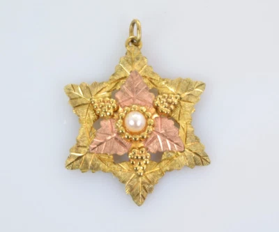 Dije de varias hojas de oro Black Hills con perla en oro de 10k y 12k Foto 1 de 3