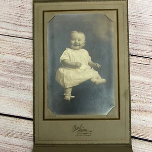 Antigua foto sonriente de bebé niño 1928 o 29 perchas estudio Youngstown Ohio en cubierta - Imagen 1 de 6