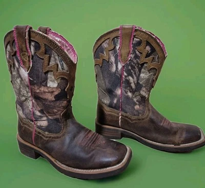 Женские необузданные сапоги вестерн Ariat размер 6 B камуфляжные и розовые 10012828 с квадратным носком - Изображение 1 из 4
