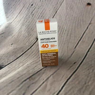 Fluido ligero mineral tintado La Roche-Posay Anthelios FPS 40 profundidad media 0,17 fl oz Foto 1 de 4