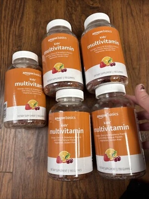 Gomitas multivitamínicas Amazon Basics para niños 190 por botella X5 naranja cereza ex 8/25 Foto 1 de 4