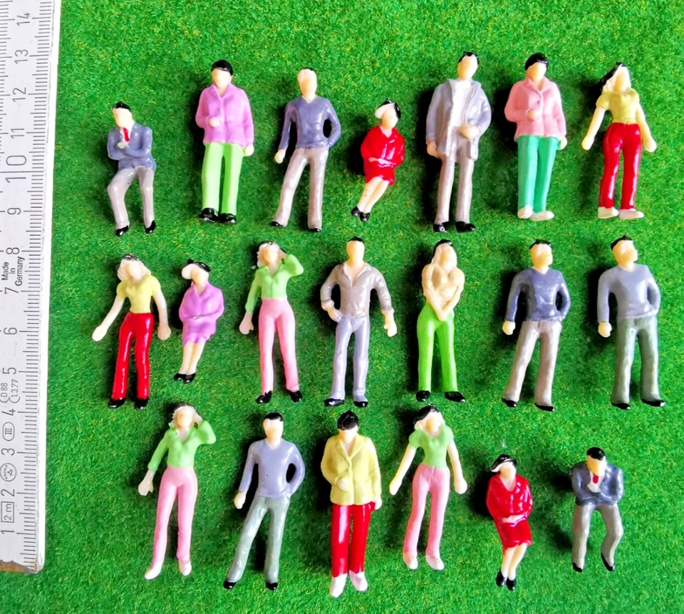 20x Modelleisenbahn Figuren stehend sitzend Landschaft 1:43 1:50 Diorama 3-4cm - Bild 1 von 1