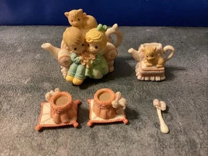 Vintage Enesco Precious Moments Mini Teeservice "Junge/Mädchen/Sofa" 1998 unvollständig - Bild 1 von 1