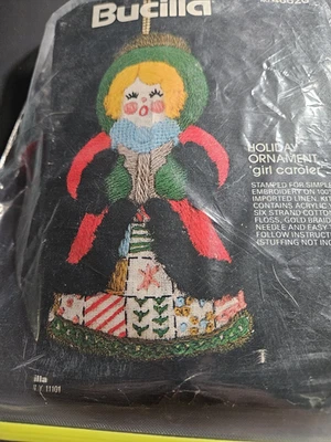 Kit de enfeite de Natal vintage Bucilla Stitchery GIRL CAROLER #48626 usado  - Imagem 1 de 3