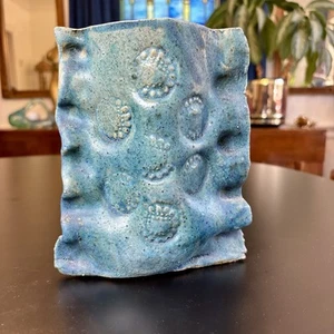 Vaso ceramica studio testurizzato blu verde scultoreo modernista brutalista alto 7" - Foto 1 di 10