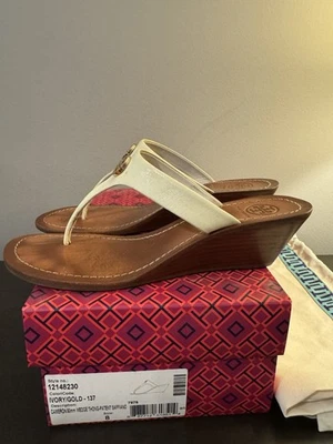 Sandalia Tanga Cuña Tory Burch Cameron 50mm Patente Azafrano Marfil Blanco Talla 8 Foto 1 de 4