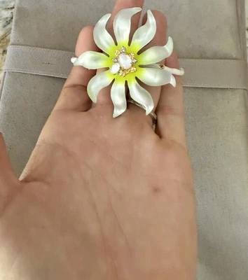 Brazalete Flor Lucita 100% Auténtico Alexis Bittar Blanco/Amarillo Neón Foto 1 de 4