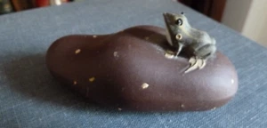 Prachtvoller Kunstkeramik Miniatur Frosch auf Stein. Vintage. - Bild 1 von 2