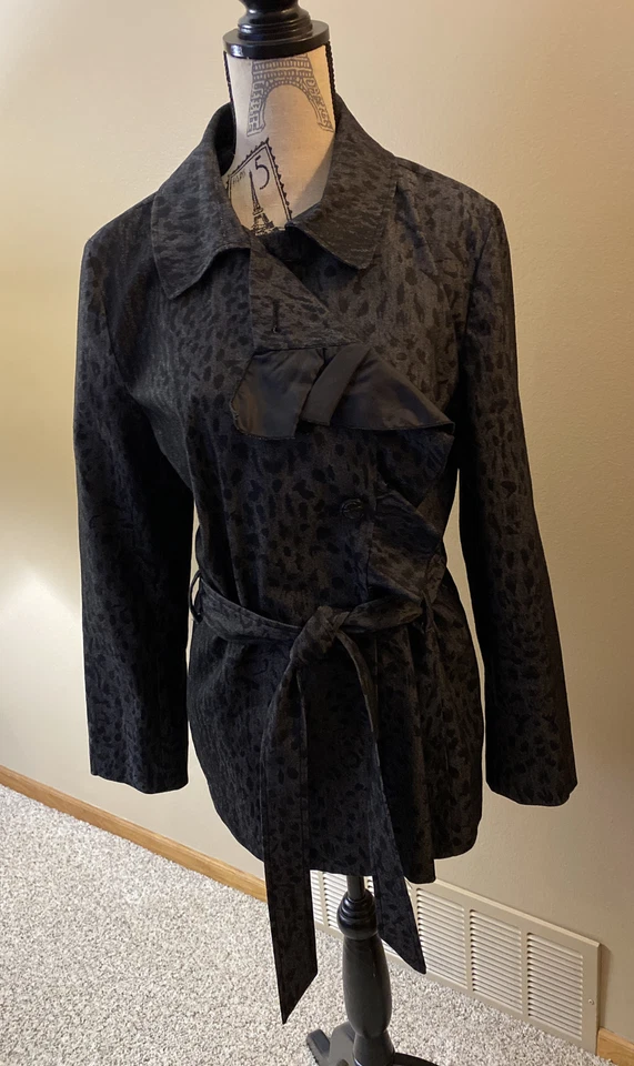 Chaqueta Willi Smith Azul Volantes Estampado Animal Talla XL Con Cinturón de Corbata. Foto 1 de 4