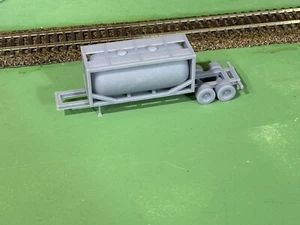 Semi Truck Trailer & 20 Liquid Shipping Container HO 1:87 Scale Model Train 1:87 - Picture 1 of 10