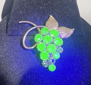Vintage URANIUM Glass Brooch Pin Rhinestone Green Grapes Gold Tone 1.75” Glows - Picture 1 of 5