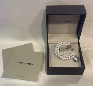 Brandneu Burberry Dreifach Strang Perlenarmband mit Herz Uhr Medaillon $450 Neu im Karton - Bild 1 von 18